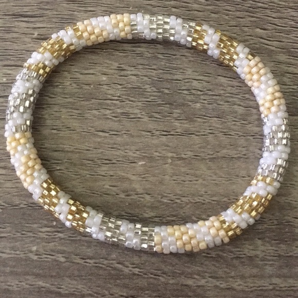 White and gold beaded bracelet - Picture 2 of 3